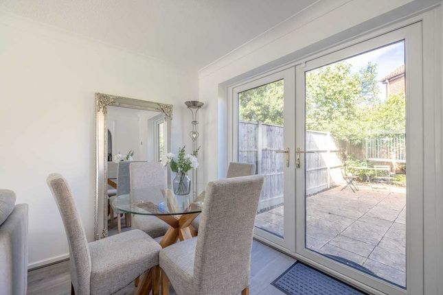 136, Cobb Close, Datchet photo 5