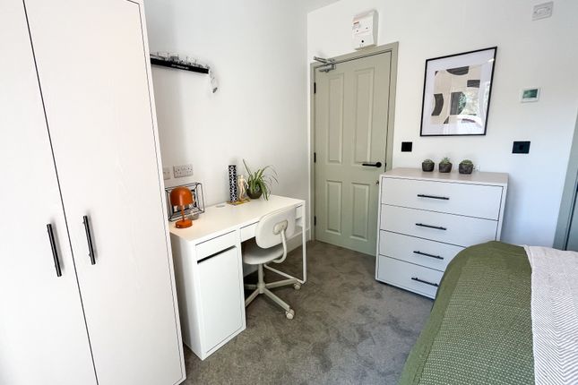 Room 4, 305b, Oxford Road, Berkshire, UK photo 4