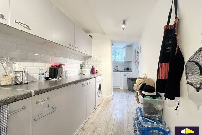 Flat D, 178 Knollys Road, London, London photo 4