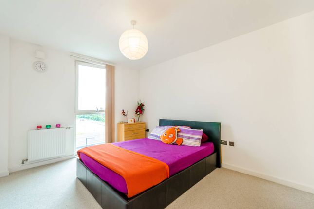 Flat to rent in Opal Court, Stratford, London