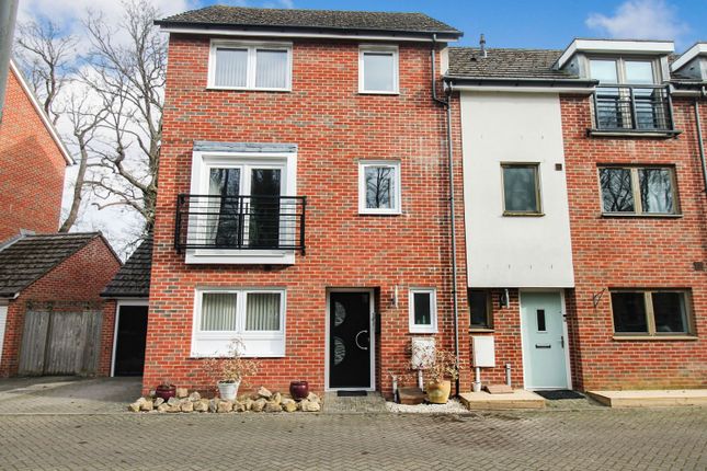 Town house for sale in Delrogue Road, Crawley