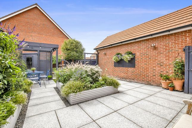 8, Newell Crescent, Chichester photo 4