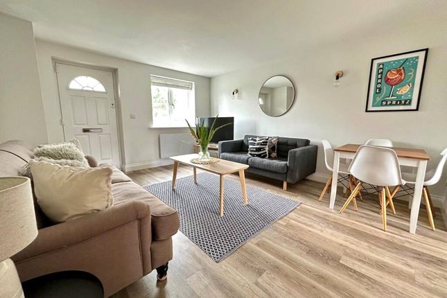 Flat 9, Moss Court, 51, Portsmouth Road, Hampshire photo 2