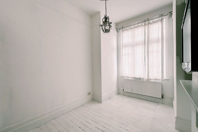 92a, London photo 3