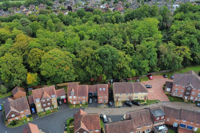 32, Gomer Road, BAGSHOT photo 2