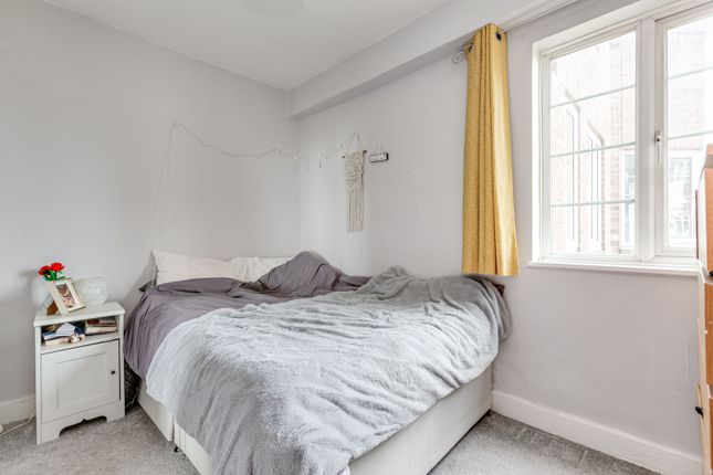 Flat for sale in Chiswick Village, Chiswick Village