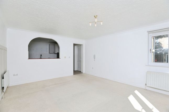 43, Mansfield Drive, Sittingbourne photo 2