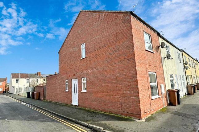 End terrace house for sale in Knight Terrace, Lincoln