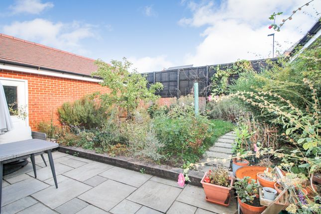 6, Rhine Way, Aldershot photo 4