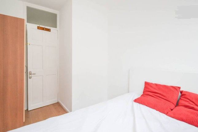 Flat to rent in Broomfield Street, London