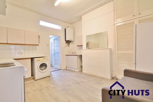 Thumbnail Flat to rent in Ravenstone Road, London