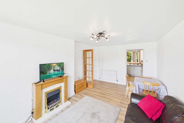 Flat 2, 13, Oxgangs Farm Drive, Edinburgh photo 4