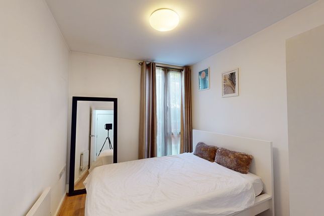 Flat to rent in Greenroof Way, Greenwich, London