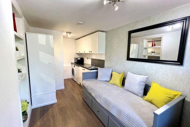 28 Oakhill Close, Ashtead photo 2