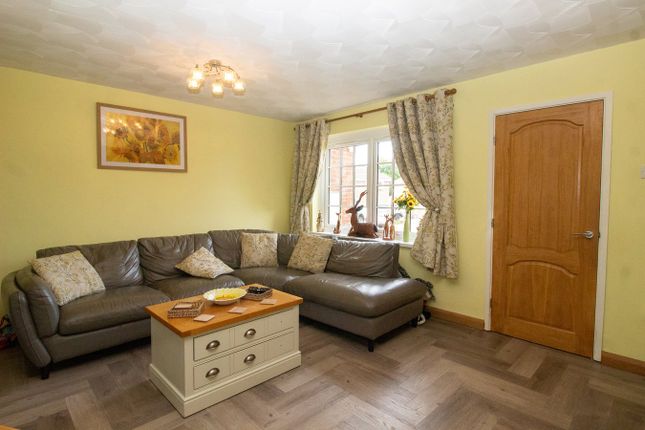 81, Harding Close, Llantwit Major photo 4