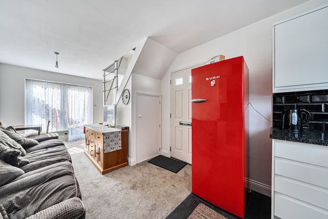 4a, Camomile Avenue, Surrey photo 4
