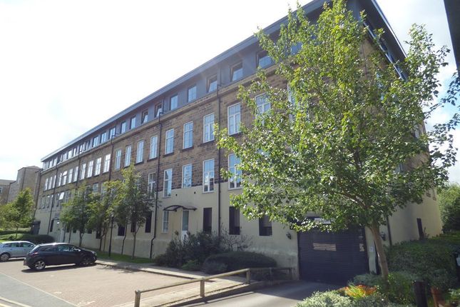 Flat to rent in Towpath Court, Britannia Wharf, Bingley