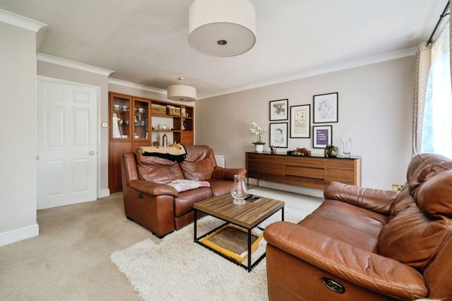 Grafton Way, West Molesey photo 4