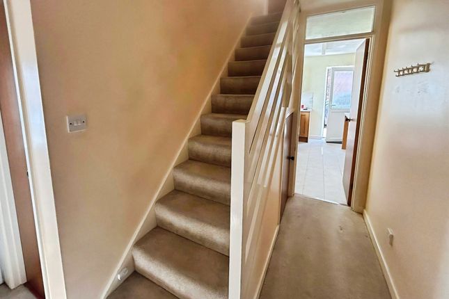 4, Goldsborough Close, Swindon photo 2