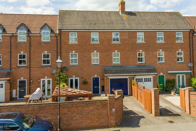 Town house for sale in Hickman Street, Fairford Leys, Aylesbury