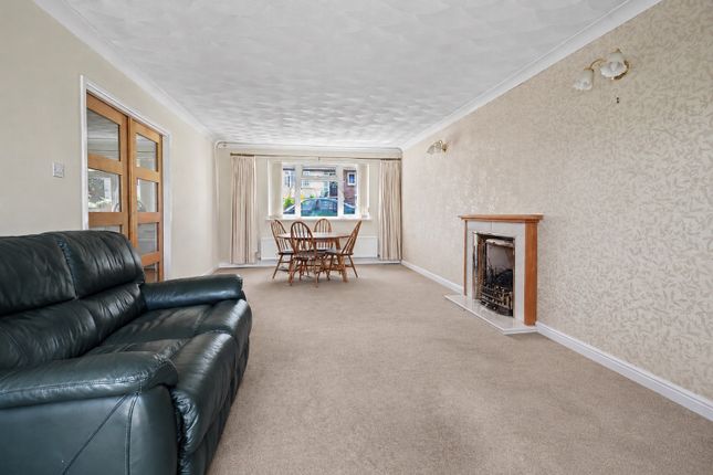38 St. Michaels Avenue, Basildon, Essex photo 4