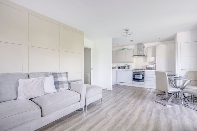 2 Queens Court, High Wycombe photo 2