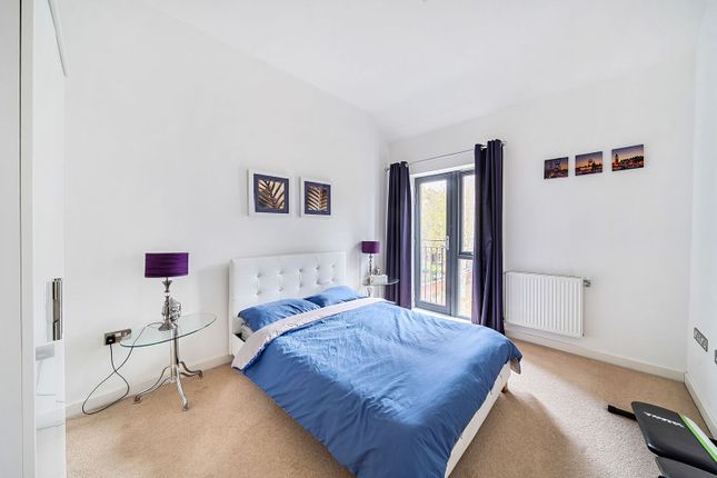 Leverton Close, Wood Green photo 4
