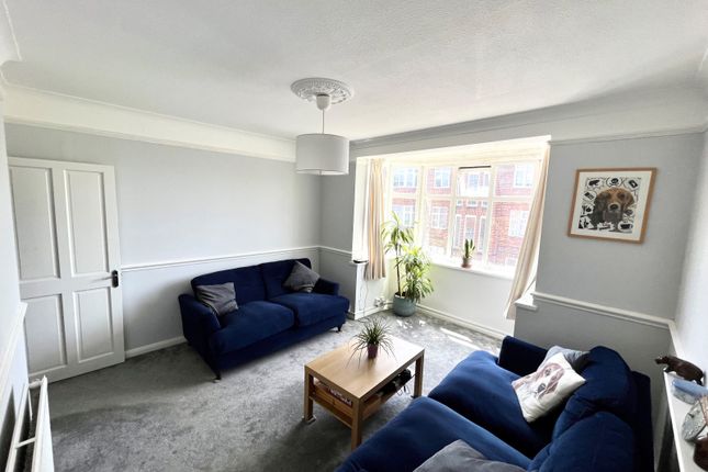 Flat to rent in Oakleigh Road North, London