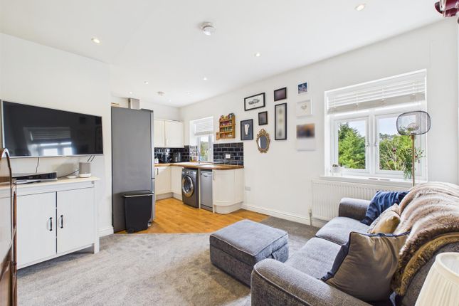 Flat 5, 60, Downs Road, Coulsdon photo 2