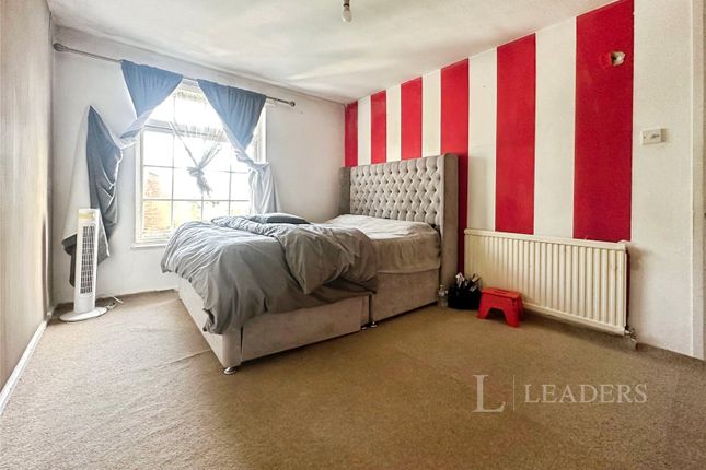 64, Hollyfield, Essex photo 4