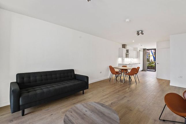 6 Forrester Way, London photo 2