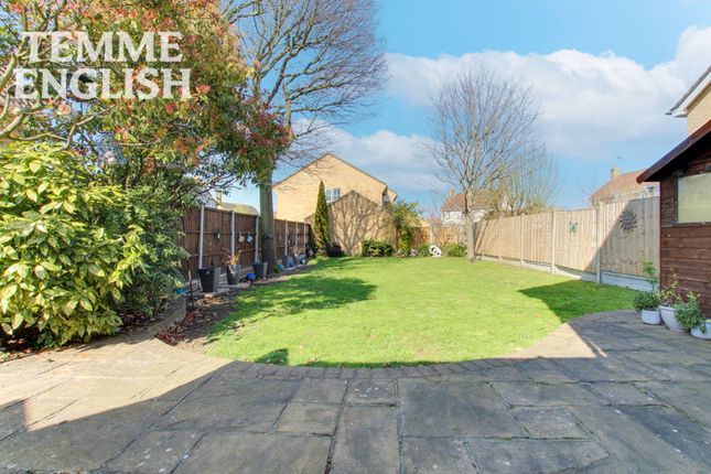 7 Carlyle Gardens, Wickford photo 3