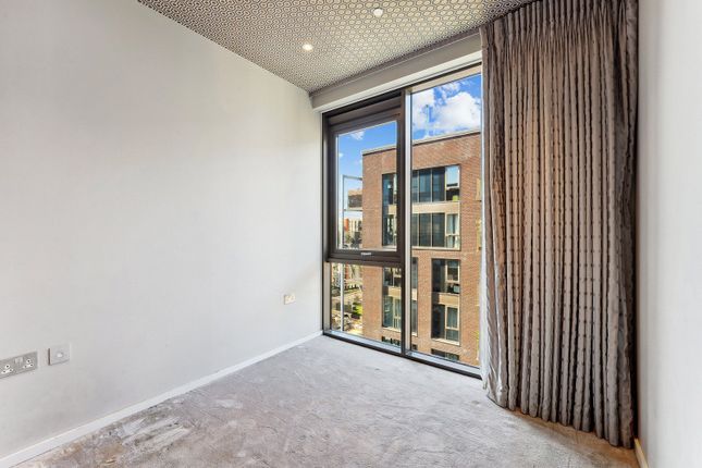 Flat for sale in New Union Square, London
