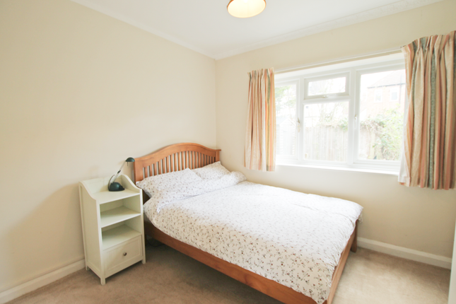 17, Barnes End, New Malden photo 2