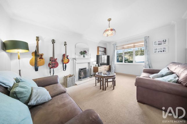 6, Wood Lane, Ely photo 3