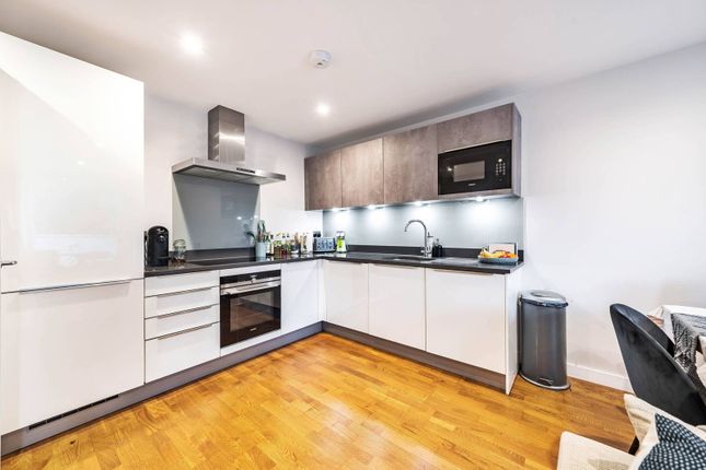 Flat for sale in Kings Avenue, Clapham, London