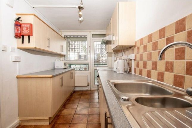 Flat 70, St. Aubins Court, London photo 4