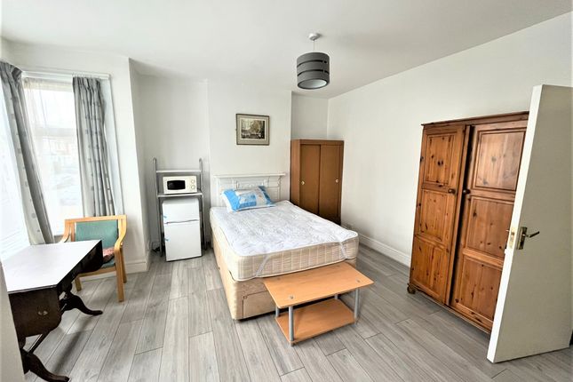 Room to rent in Cavendish Road, Colliers Wood, London