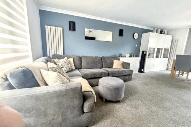 73, Saturn Way, Hemel Hempstead photo 3