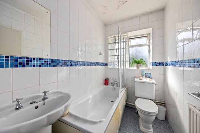 28, Kenmore Close, Kew photo 4