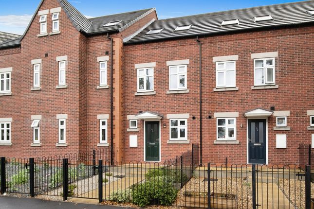Thumbnail Town house for sale in Stoneferry Road, Hull