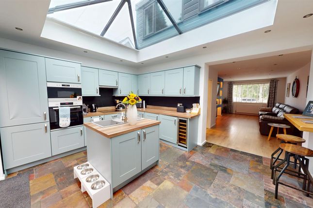 36, Reevy Avenue, Bradford photo 4