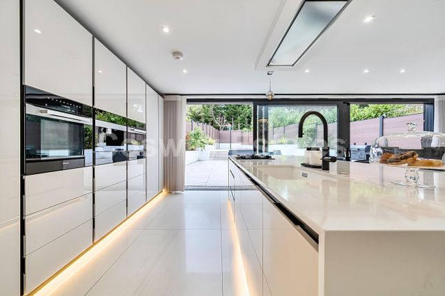 9, Reddings Close, Mill Hill, NW7, London photo 3