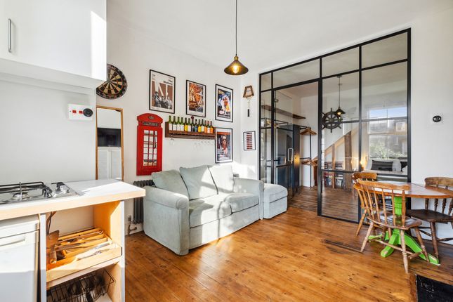 Flat to rent in Marjorie Grove, Battersea