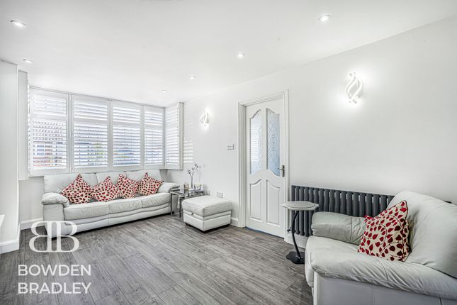 6 Bysouth Close, Clayhall photo 3