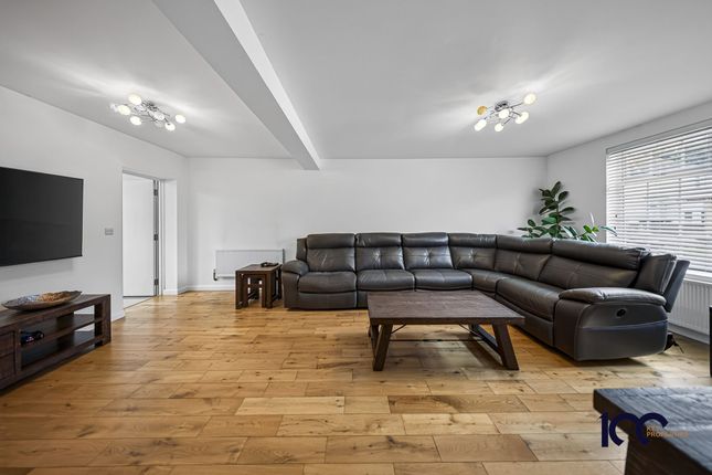 14 Croppath Road, Dagenham photo 4