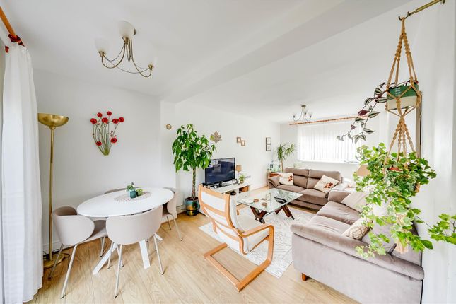 72, Crayford Way, Dartford photo 4