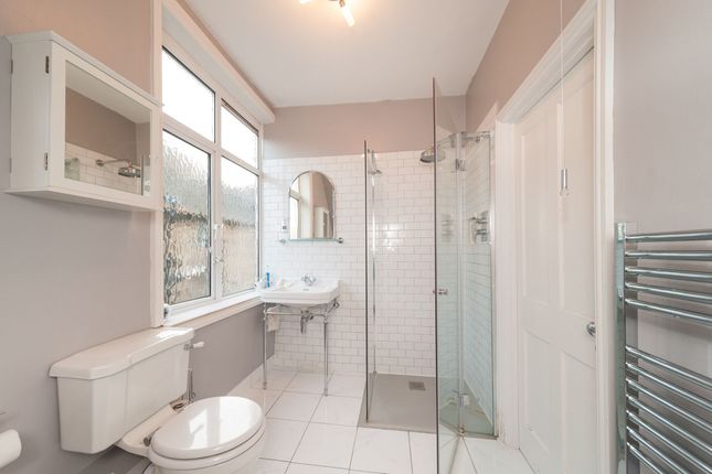 Flat 3, 30 Lytton Grove, London photo 4