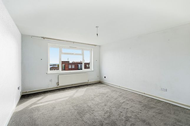 24 Highlands Court, London Road, Leigh-on-sea photo 4