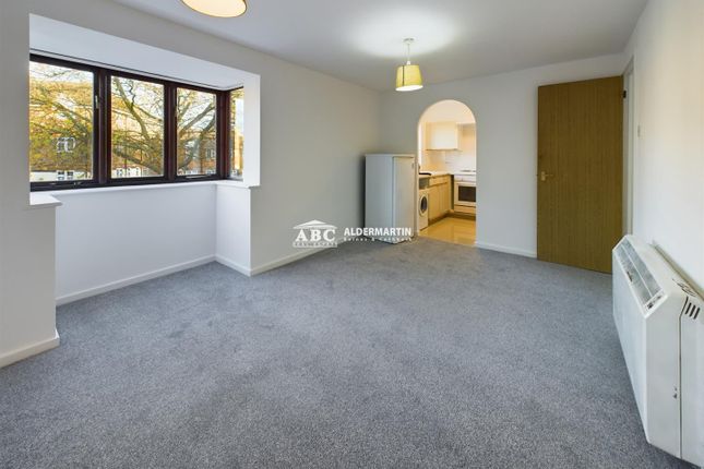 1-bed flat on Curlew Court, Flat 5, 17, Magpie Close, London, £310,000